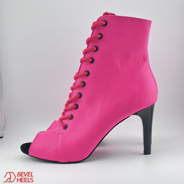 Profesjonalne heelsy Gentle z naturalnej r&oacute;żowej sk&oacute;ry, bez języka &mdash; buty do tańca nowoczesnego z odkrytymi palcami i sznurowaniem. Botki do tańca High Heels, szycie na zam&oacute;wienie, obcas 9,3 cm, klasyczna gumowa podeszwa, naturalna sk&oacute;ra, bez języka. Якщо