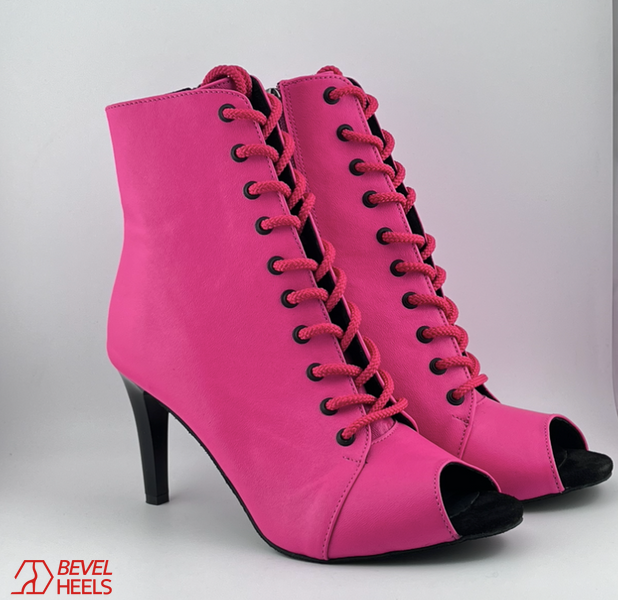 Profesjonalne heelsy Gentle z naturalnej r&oacute;żowej sk&oacute;ry, bez języka &mdash; buty do tańca nowoczesnego z odkrytymi palcami i sznurowaniem. Botki do tańca High Heels, szycie na zam&oacute;wienie, obcas 9,3 cm, klasyczna gumowa podeszwa, naturalna sk&oacute;ra, bez języka. Якщо